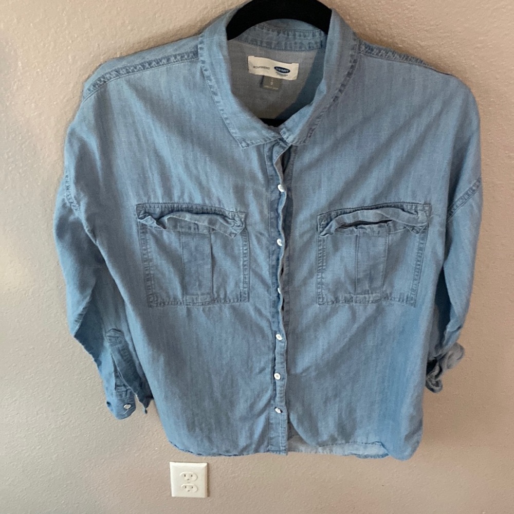 Old Navy Boyfriend Chambray top. Large.